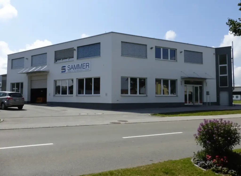 Firmengebäude von Sammer Modell- und Formenbau an sonnigem Tag