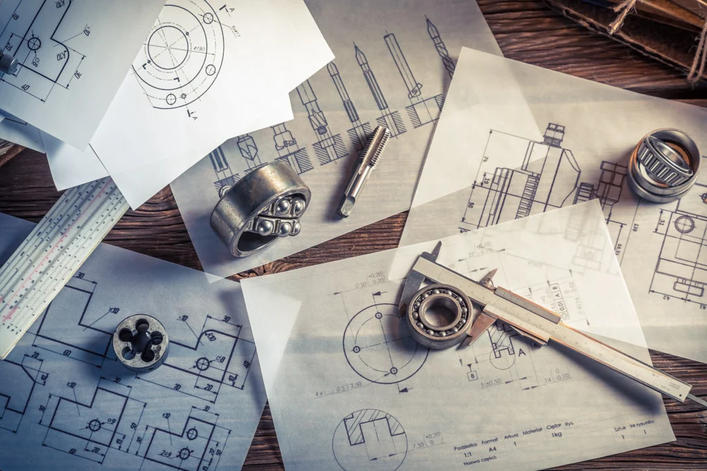 Technische Zeichnungen und Konstruktionsskizzen eines Maschinenbauteils
